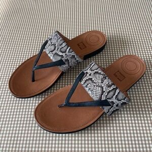 FitFlop Women's Delta Toe-Thong Sandals-Leather/Snake-Print. Size 11. EUC
